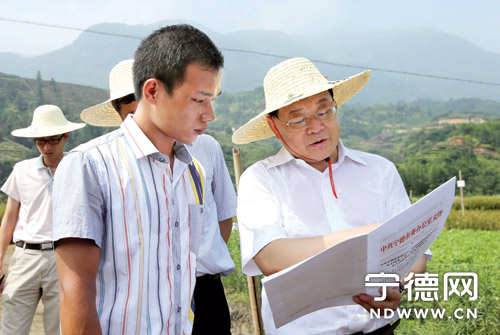 市委书记廖小军深入福安市溪潭镇岳秀茶籽油基地向返乡大学生讲解宁德