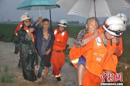 暴雨致两老人被困图片_WWW.66152.COM