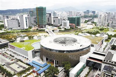 龙岩国际美食城,巨大的圆楼主体引领风骚,成为新城一大亮点.