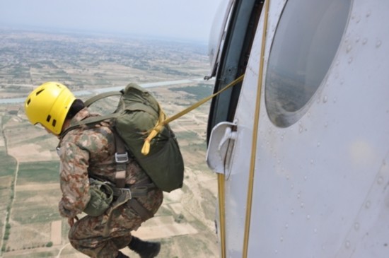 中国空降兵跳伞图片