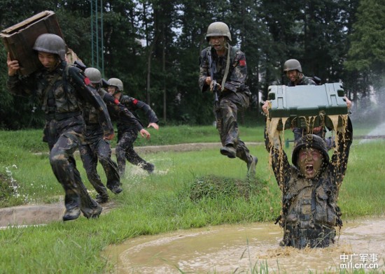 解放军特种兵残酷训练现场 极限训练挺吓人【17】