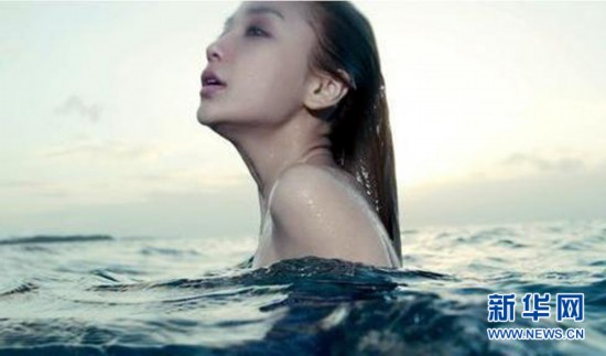 香港嫩模angelababy(baby)最近出版了第三本写真集《paradise》