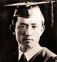 1941年从延禧专门学校毕业时的诗人尹东柱.