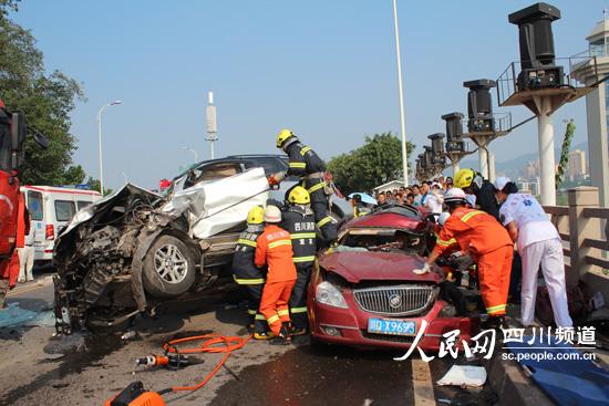 嘴处发生一起惨烈车祸,一辆宝马x5行驶至下江北滨江大道一段一弯道处