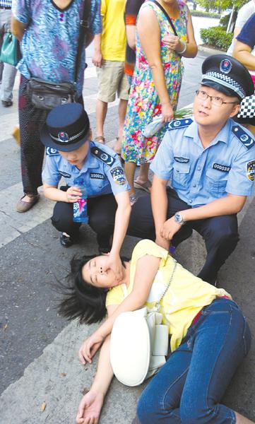 广安:女孩晕倒遭围观 全靠城管救起来