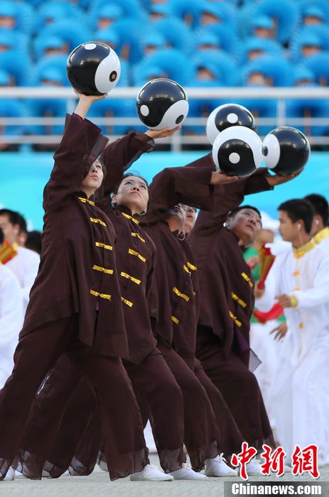 8月31日,第十二届全国运动会在沈阳开幕.图为民众表演太极球.