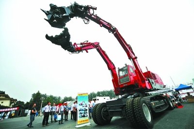 最大抢险机器人亮相北京农展馆 曾赴雅安救援