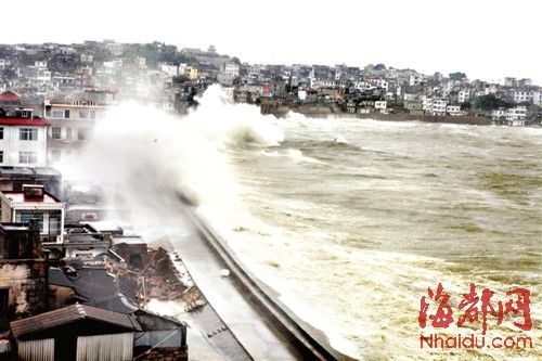 福建漳州十多米大浪受台风影响越堤 涌入居民区(图)