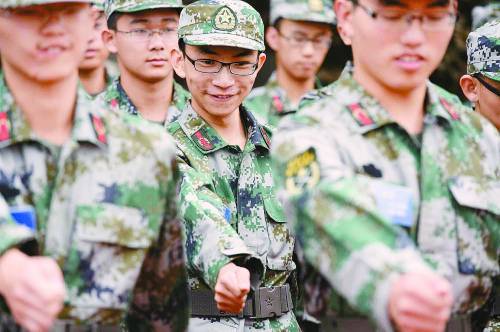 8月27日上午，清华大学启动新生军训，机械工程系最小新生、13岁的范书恺格外显眼，他就是通过“面向贫困地区定向招生专项计划”进入清华的