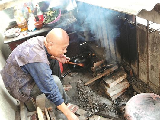 图文:隔壁男子阳台垒灶做饭 太婆紧盯准备著火