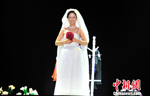 图为韩国美女魔术师卢炳旭表演的魔术戏剧《新娘》. 张畅 摄