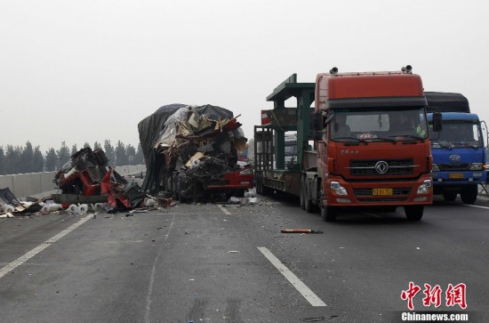 国庆放假首日高速路上 交通事故触目惊心