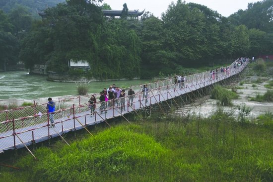 青城山-都江堰景区:为分流临时搭建一座桥(图)