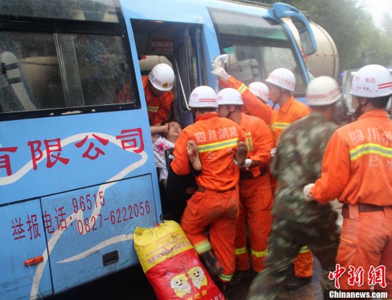 组图:四川巴中一辆中巴车与罐车相撞 已致