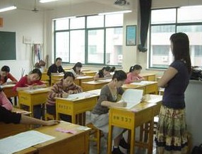 学校不准穿有色内衣_学校禁穿有色内衣引不满 鲜艳内衣在校服底下隐隐作现 2(2)