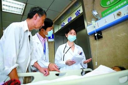 上海女医生被病人刺伤后看心理医生 同事买棍防身【2】