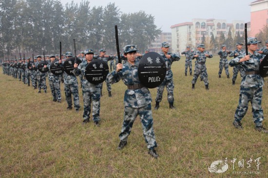 北空导弹某师新兵连男兵女兵比着练,劲头足,效果好.