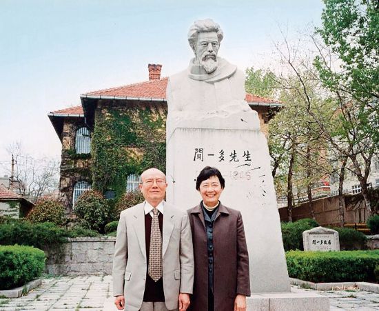 2003年,严家炎和妻子卢晓蓉在青岛闻一多先生塑像前.