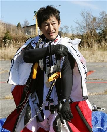 日本高空滑翔爱好者,现年48岁的伊藤慎一11月22日在富士山上空进行