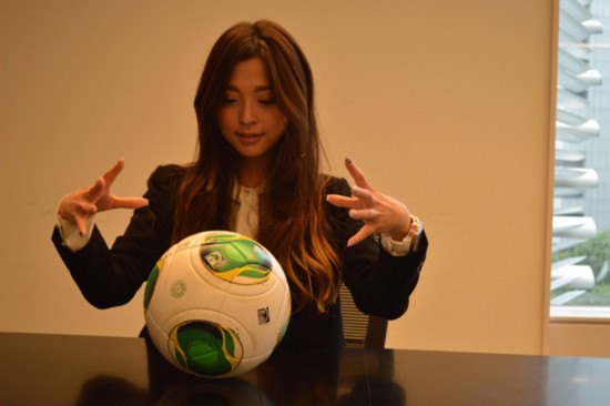 日本美女占卜师预测足球比分 神准堪比女巫