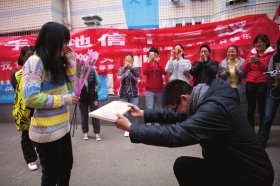 12月5日，中南林业科技大学的女生节，孙阳（化名）送搓衣板给小蒋。图/记者蒋丽梅