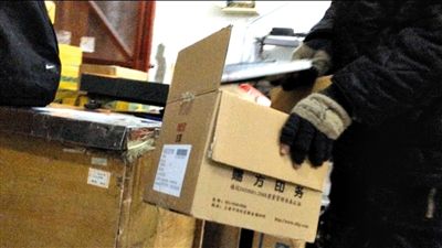 圆通收件不拆包得知违禁品拒送 中通80元可帮