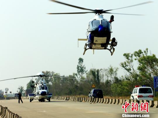 12月29日，广东省出动上千警力、警犬及数架直升机围剿陆丰市甲西镇博社等村庄毒贩。缉毒行动中查获毒品一大批和大量现金及涉毒制毒工具，抓获涉毒人员多名。中新社