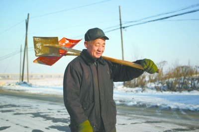 沈阳大爷因儿子雪中车祸身亡 义务扫雪14年(图