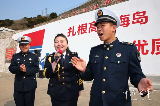 文艺兵穿高跟鞋爬160台阶为1位战士演唱