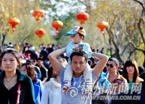 孩子们的春节:看表演,买玩具,尝美食