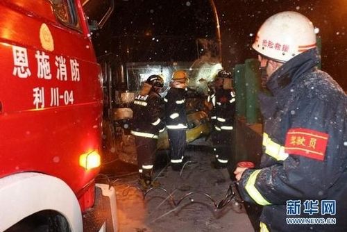 大雪引车祸致高速中断 数百人隧道内过夜