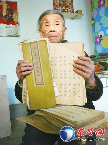 老太珍藏600年前佛经:伸展后长达数十米