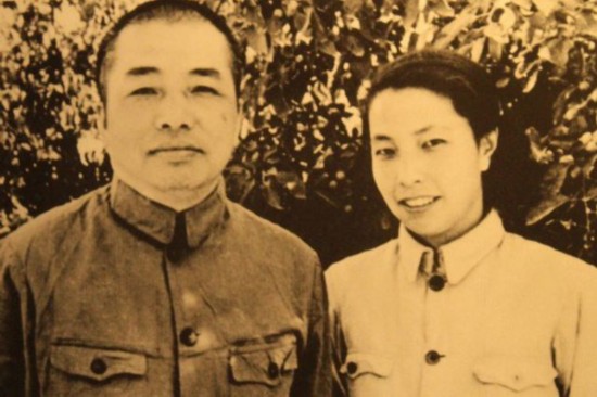 1946年浦安修与彭德怀在延安枣园合影