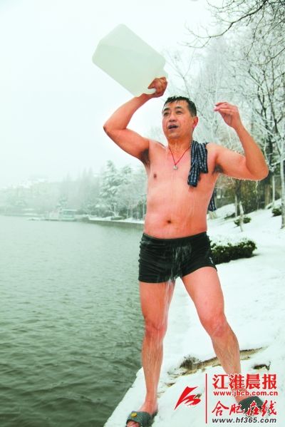 合肥一中年男子 雪天光膀赤脚跑步(组图)