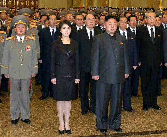 资料图片:2013年12月17日,金正恩携夫人李雪主参谒锦绣山太阳宫,悼念