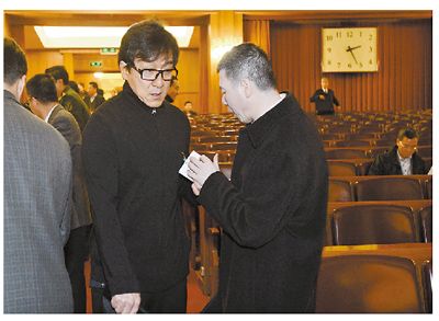 传媒 最新资讯 原标题:成龙寻座记     人民大会堂大礼堂一楼共有3600