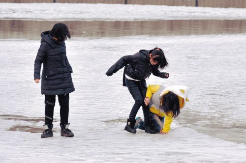 气温渐升 冰面游戏是玩闹还是玩命?