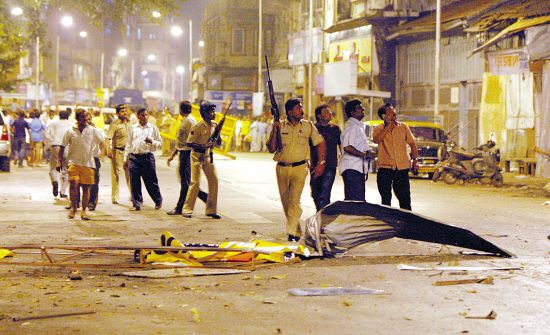 恐怖袭击事件,恐怖分子使用手榴弹和自动步枪袭击了孟买火车站,泰姬
