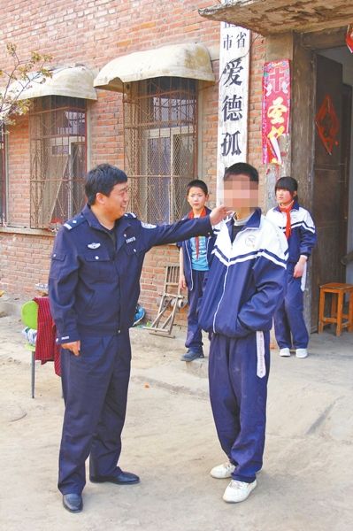 法不容情民警抓获诈骗女 法外有情照顾其子近