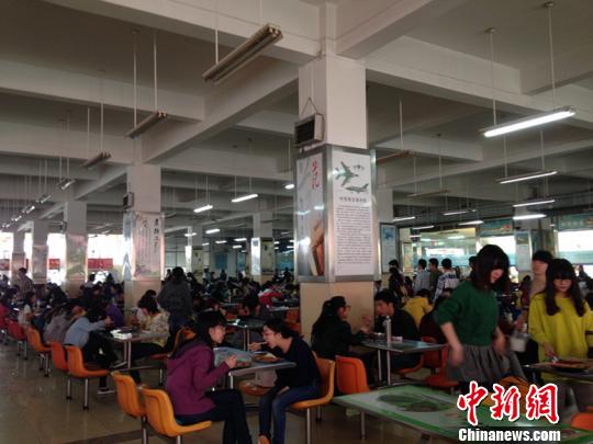 郑州航院新东方餐厅已经停业两日,学生就餐困难 马义恒 摄