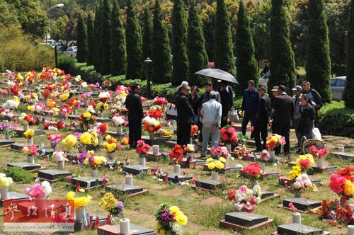 2014年4月3日,一些市民在昆明市金宝山公墓用鲜花和绢花祭奠亲人.