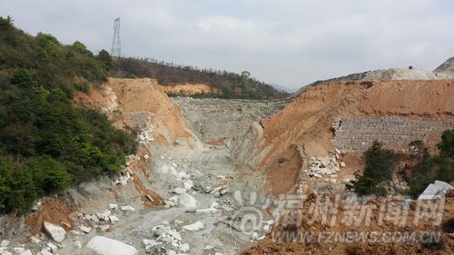 罗源渣场堤坝突现缺口 管理员逃跑石渣冲毁农