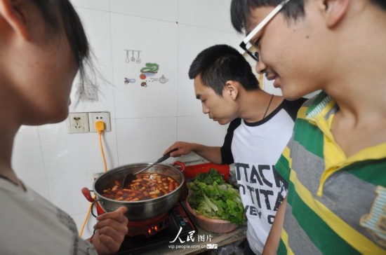 郑州大学生开办自助餐饮屋 生意火爆