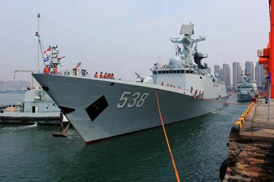 4月20日,中国海军"烟台"号导弹护卫舰停靠青岛港.