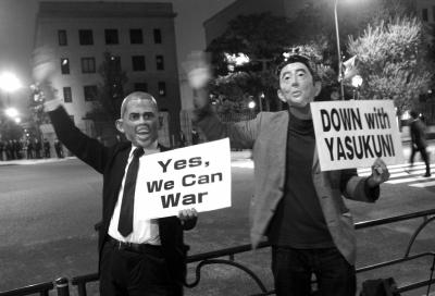 东京,两名抗议者头戴美国总统奥巴马和日本首相安倍晋三形象的面具