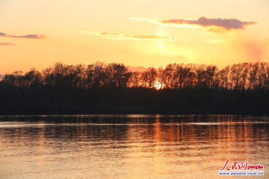  夕阳西下的伏尔加河畔风景。（人民网记者 刘旭摄）