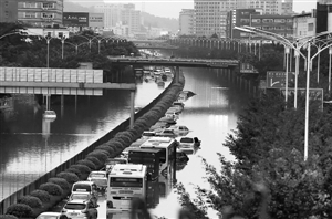 深圳暴雨致宝安众多道路变水路 广深高速封闭