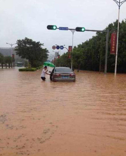 深圳遭遇2008年以来最大暴雨 全市进入紧急防