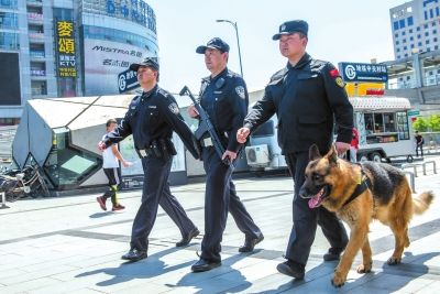 北京:民警持枪上街盘查可疑人员