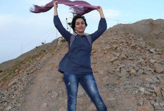 伊朗妇女摘掉面纱网上晒照片 获13万个赞